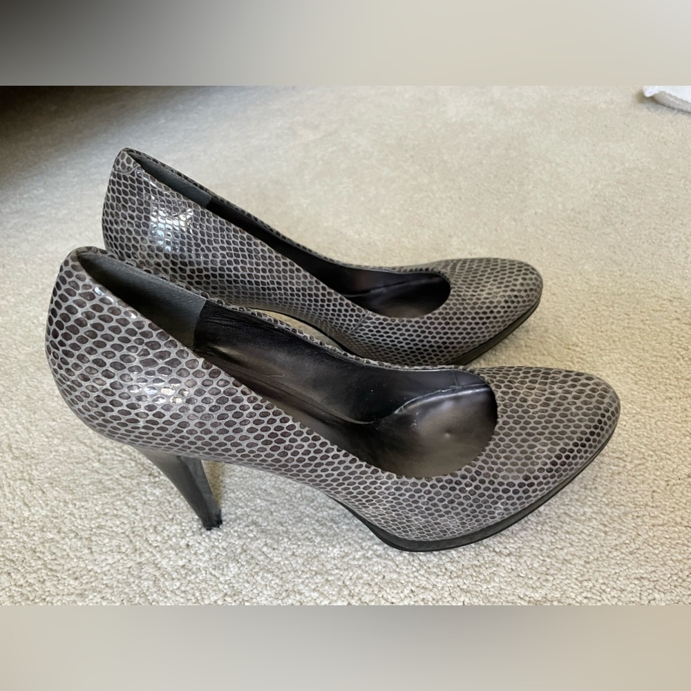 Nine West ladies high heel shoes in gray faux snake in great condition.